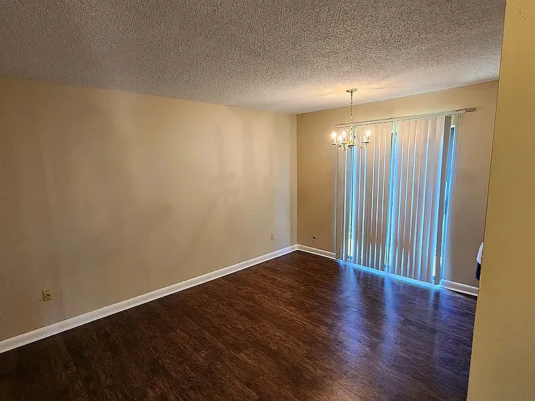 112 Glenn Street - C — Photo 2