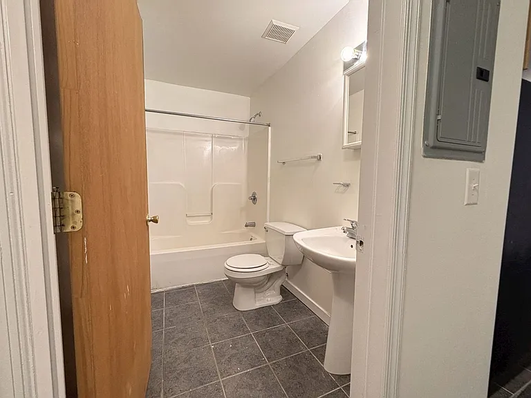 Osage Avenue Apartments — Photo 9
