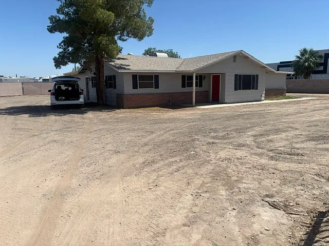 1470 W Houston Ave — Photo 9
