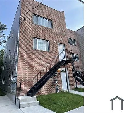86 Layton Ave #2