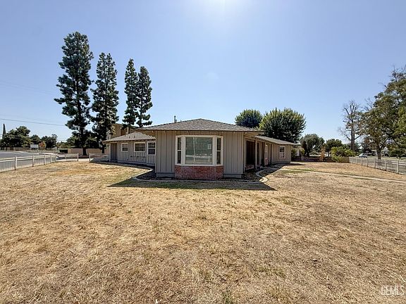 3rd image of 916 Oak Ave