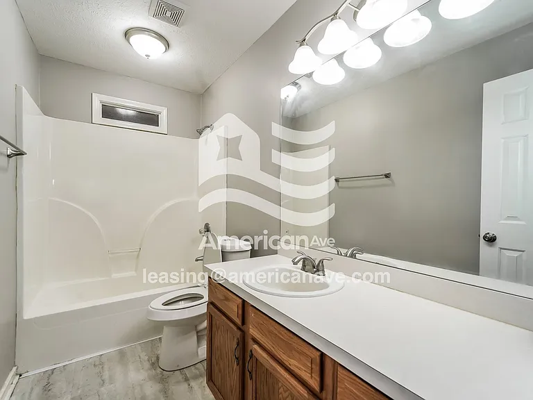 1659509_009_wm_-_main_bathroom_13481521.jpg