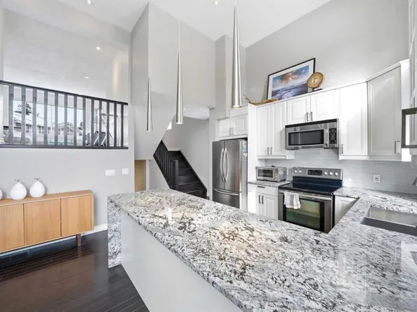 57 Kingsland Vlg SW, Calgary, AB T2V 5J9