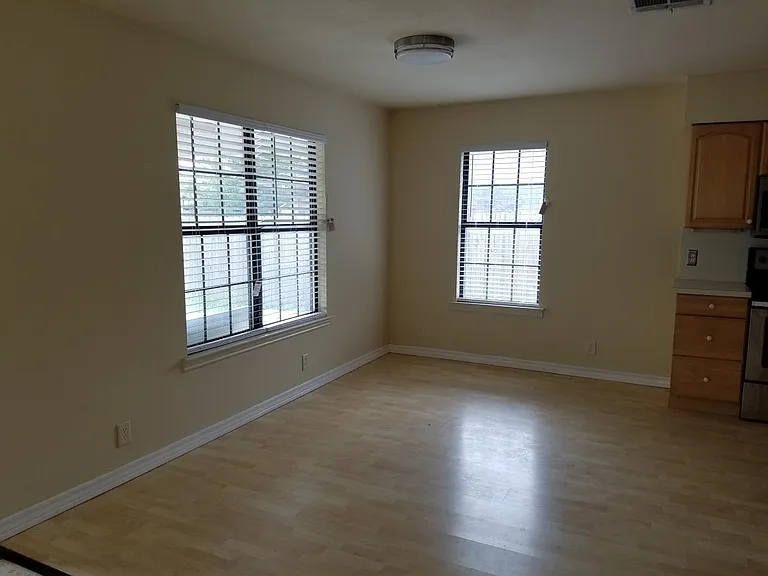 1805 Sharon Dr — Photo 2