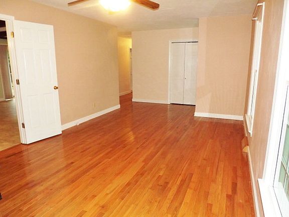 5th image of 2666 Woodford Ave