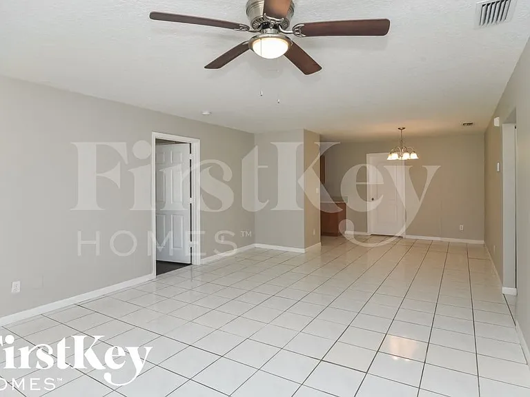 1204 NW 5th St — Photo 3