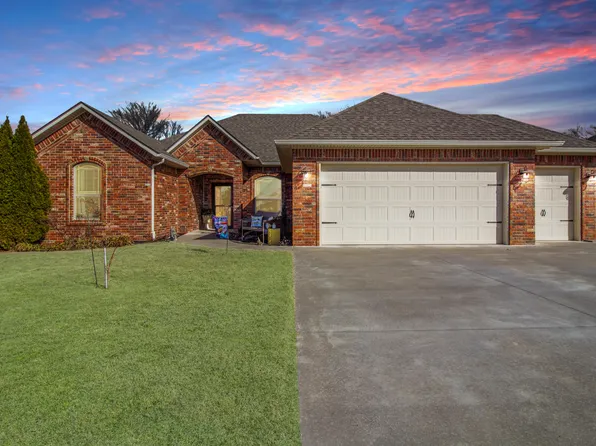 403 Fairway Cir, Grove, OK 74344