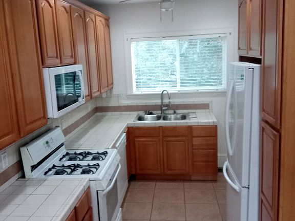 5th image of 910 W Park St