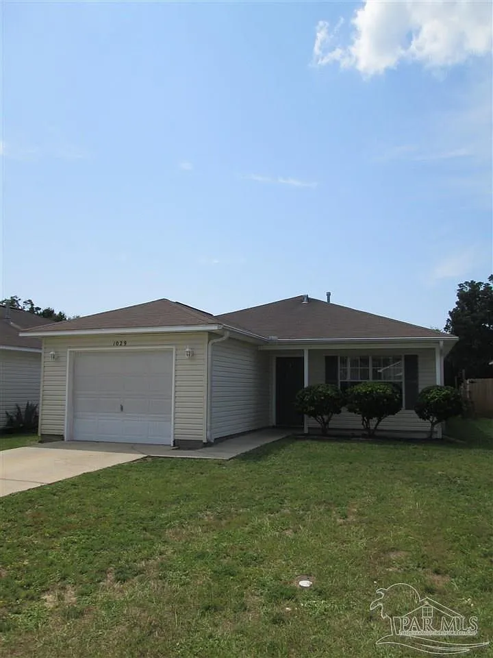 3 bed, 2.0 bath, 1166 sqft, $1,475 — Photo 1