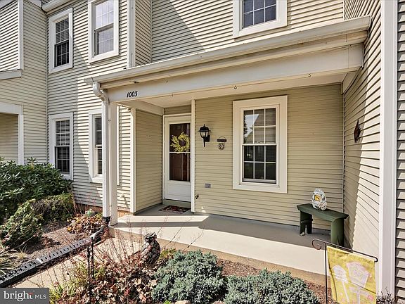 3rd image of 1003 Cambridge Ct