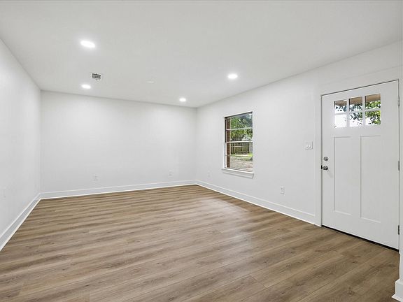 3rd image of 5615 Spring Cypress Rd