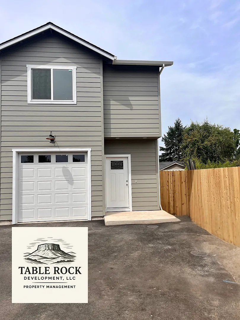 2 Bedroom Town House in Quiet Medford Neighborhood. $2295.00 a Month — Photo 1