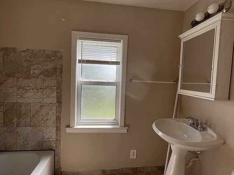 27320 Collingwood St — Photo 2