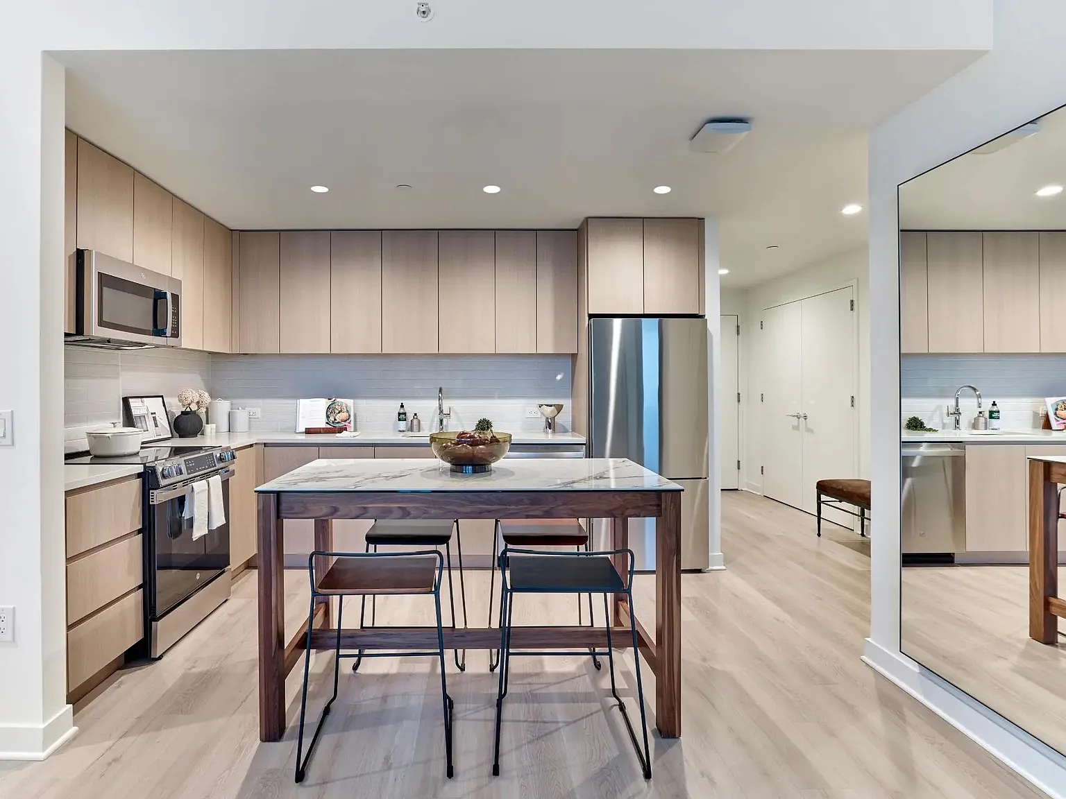1 bed, 750 sqft, $3,135 — Photo 2