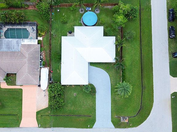 5th image of 2402 SE Pinero Road