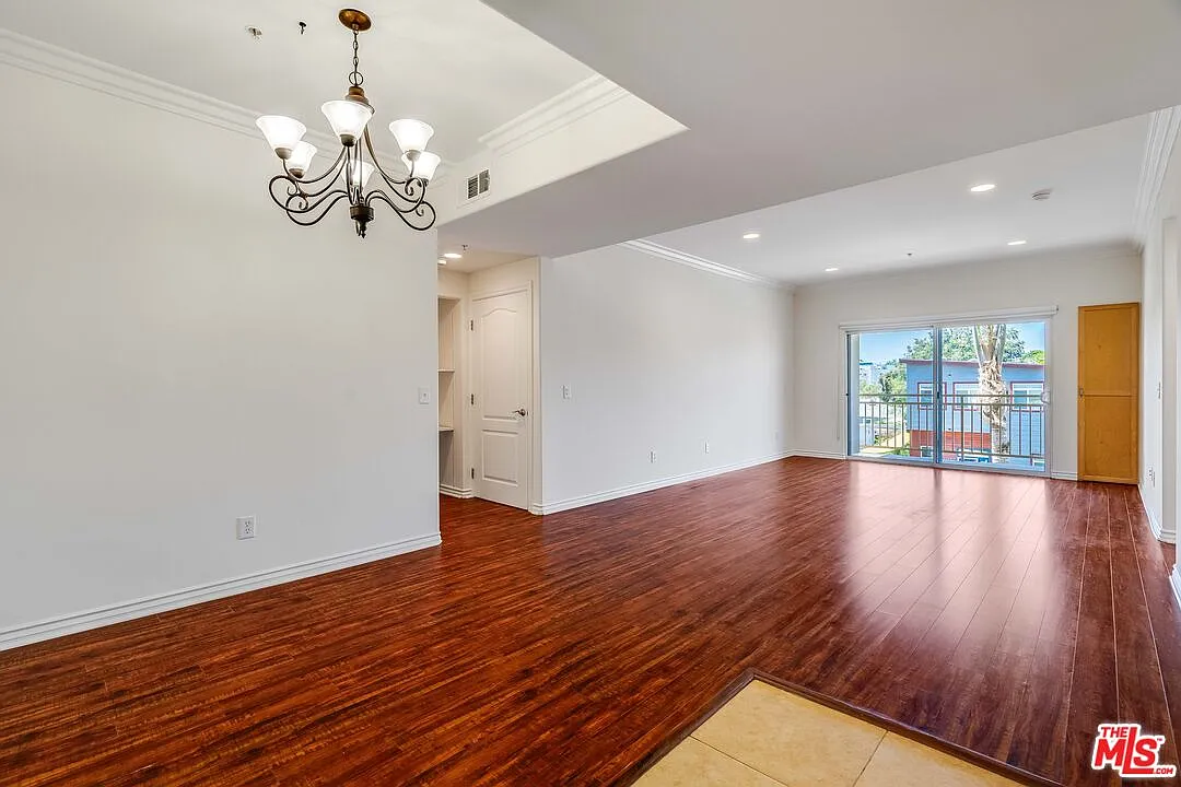 Building Photo - 3328 Oakhurst Ave #207