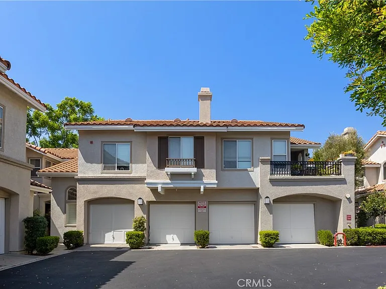 230 California Ct — Photo 2