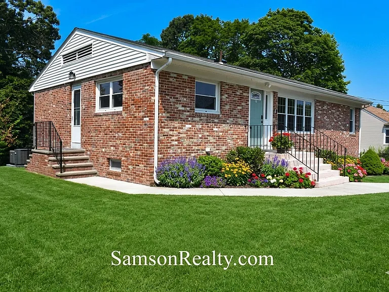 495 Oaklawn Ave — Photo 2