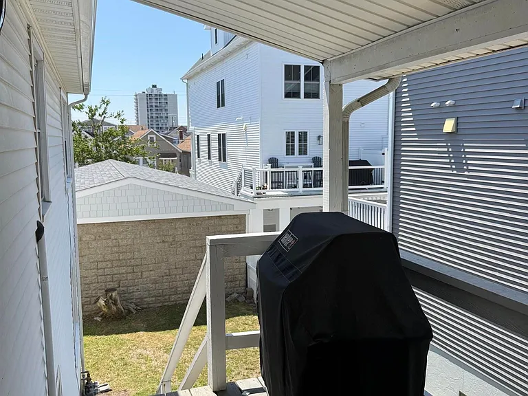 210 N Surrey Ave — Photo 12
