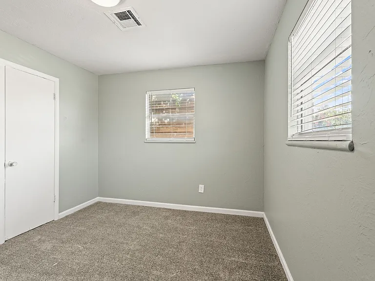 1029 Hoyt Ave — Photo 24
