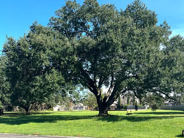22 Shadows Bend Blvd, New Iberia, LA 70563