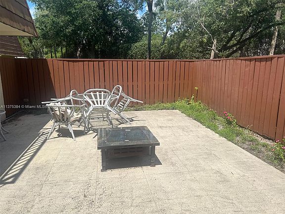5th image of 409 Live Oak Ln #409