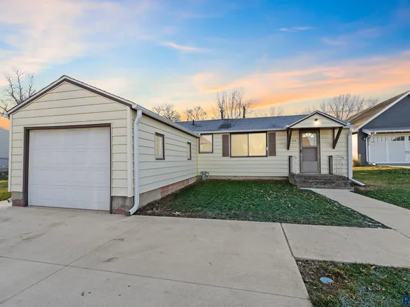 705 W Spruce St, Beresford, SD 57004