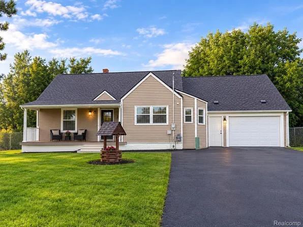 1025 E Mandeville St, Burton, MI 48529