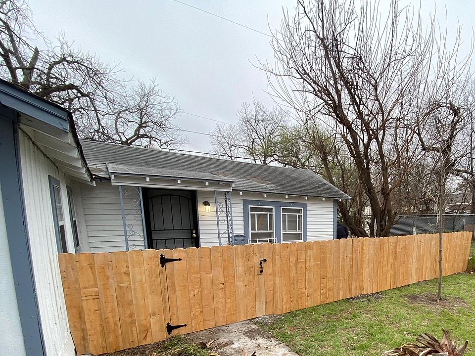 Fenced area off of front of apartment