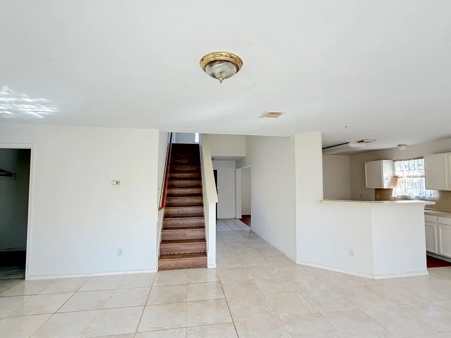5 bed, 3.0 bath, 2459 sqft, $2,400 — Photo 4