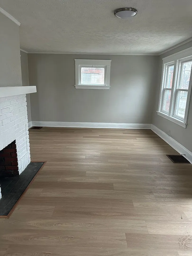 4bd Single Section 8/Cash Pay *1/2 Off Security Deposit Special* — Photo 4