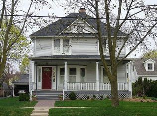 412 S Cook St, Barrington, IL 60010