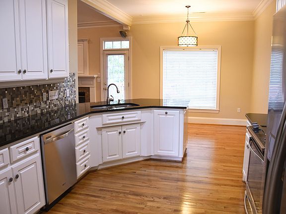 3rd image of 914 Stillwater Ct