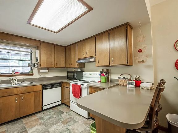 5th image of 3740 Donovan Dr APT B