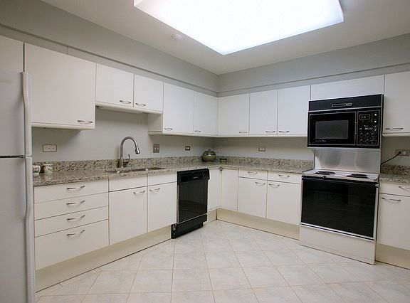 4th image of 10 Trafalgar Sq APT 201