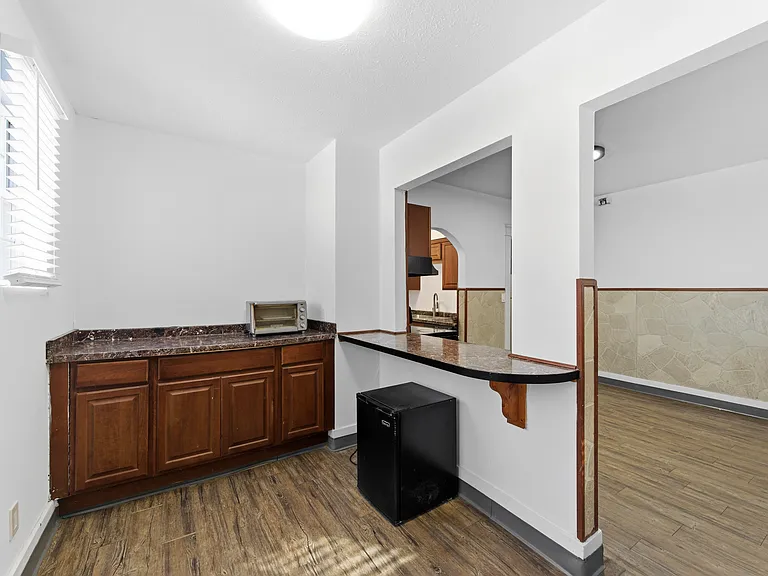 11115 Wade Park Ave — Photo 4