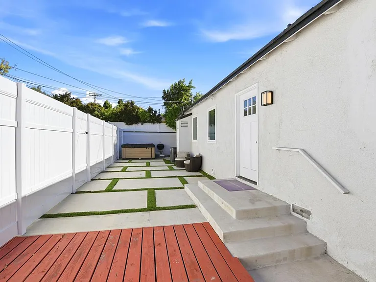 17055 Gault St #17055 — Photo 4