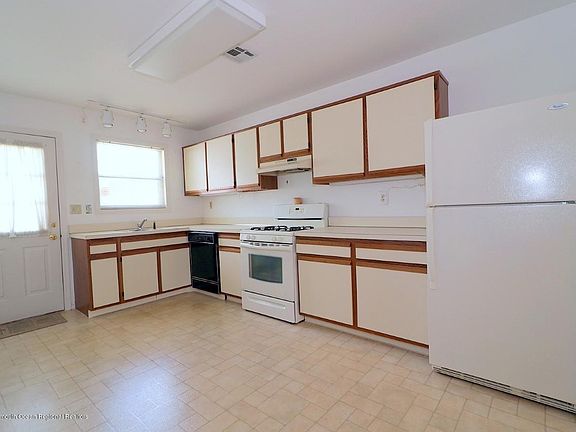 4th image of 2 Tropicana Ct