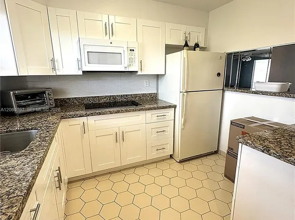 9580 Sunrise Lakes Blvd APT 304, Sunrise, FL 33322