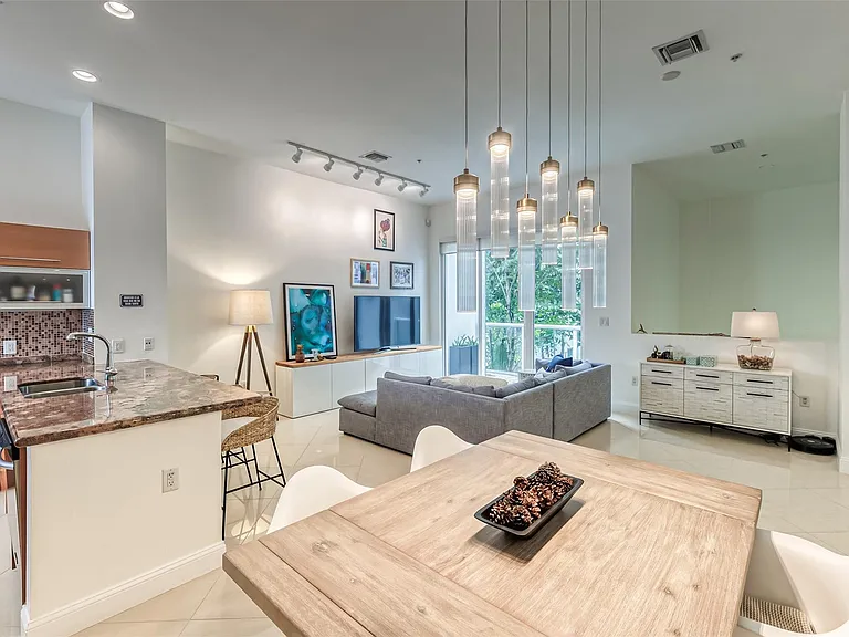 727 NE 4th Ave — Photo 12