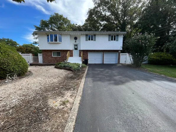 41 Urban Dr, Selden, NY 11784