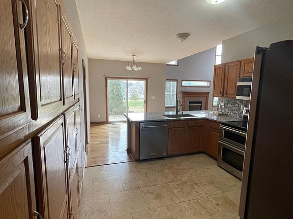 5th image of 5975 Pondview Ct