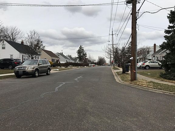 5th image of 21 Birch Ave E