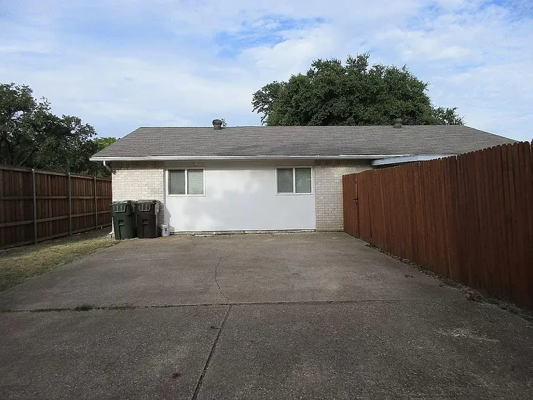 900 Acadia Dr — Photo 13