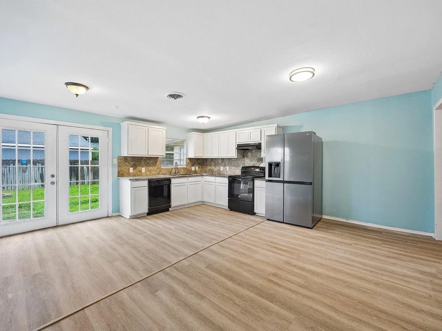 4 bed, 1.0 bath, 1378 sqft, $1,450 — Photo 2