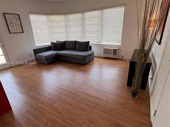 5th image of 601 7th St APT 1