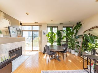 400 N Clinton St APT 307, Chicago, IL 60654