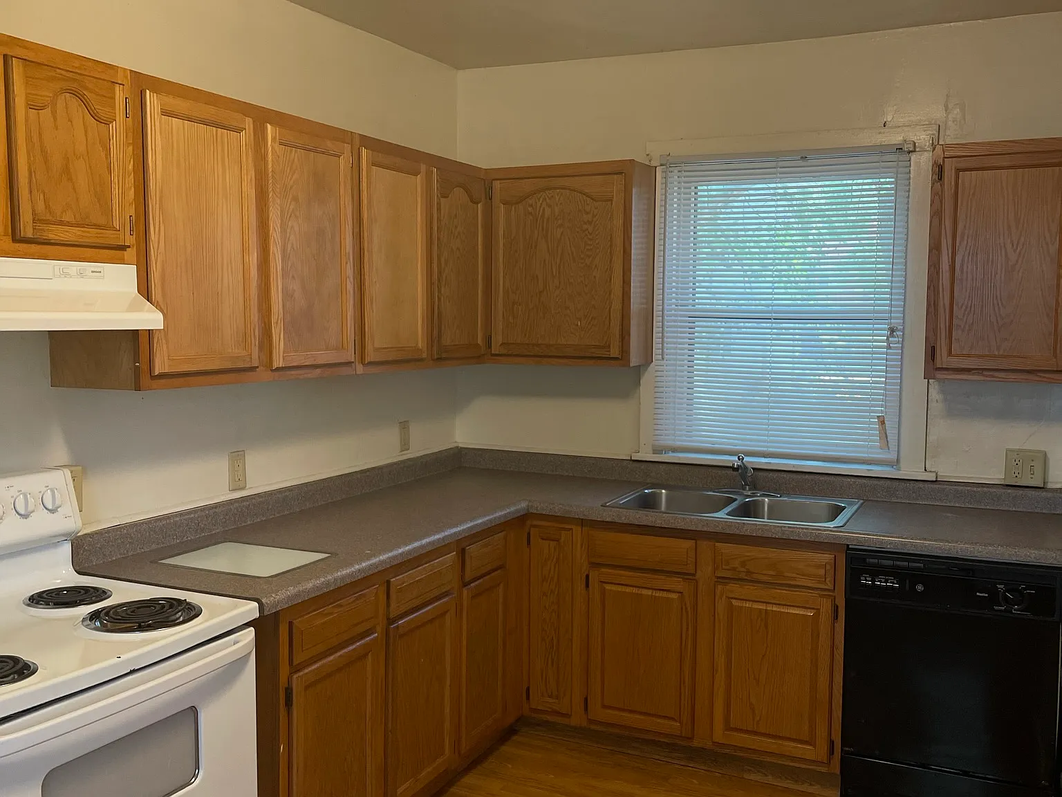 5 bed, 2036 sqft, $3,678 — Photo 2