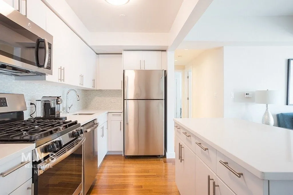 27 Albany Avenue — Photo 2