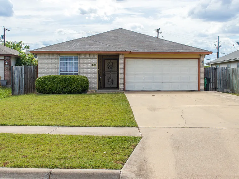 1203 Fox Creek Dr — Photo 1